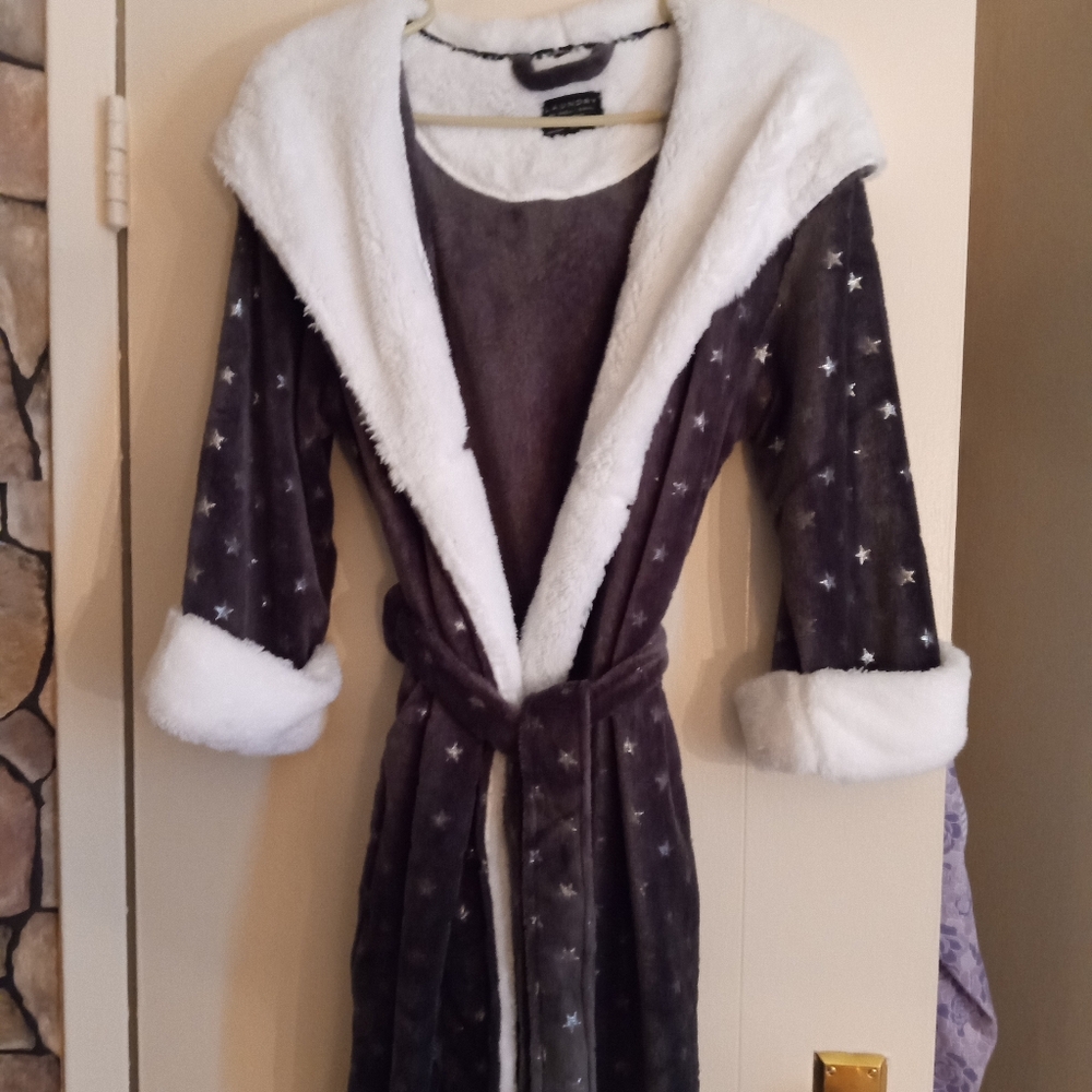 Laundry by Shelli Segal Robe